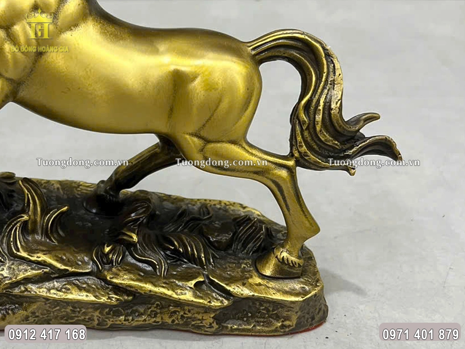 Đuôi ngựa được chạm khắc mềm mại, sắc nét